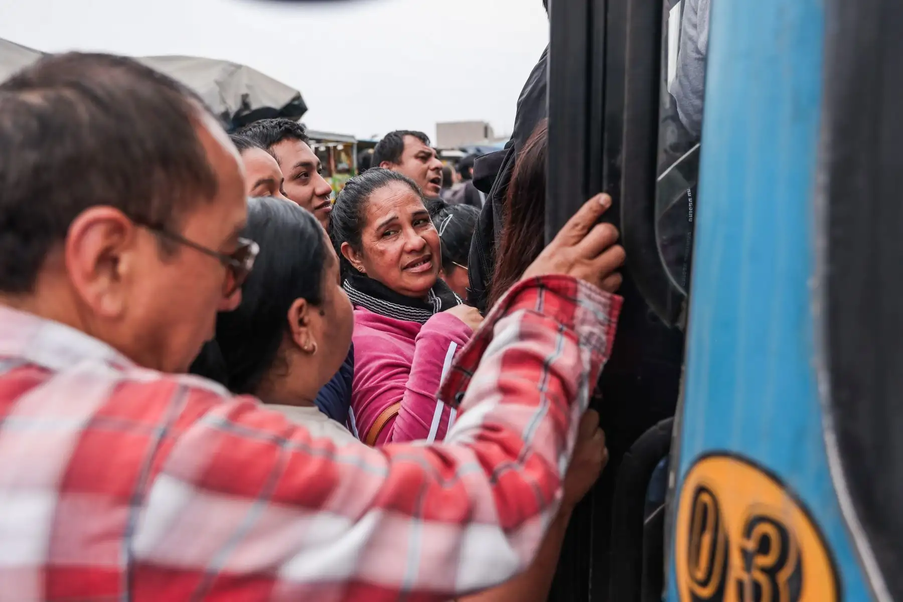 Ciudadanos esperan la llegada de buses en Puente Nuevo, en el segundo día del anunciado paro de transportistas en Lima y Callao. Foto: ANDINA/ Connie Calderon