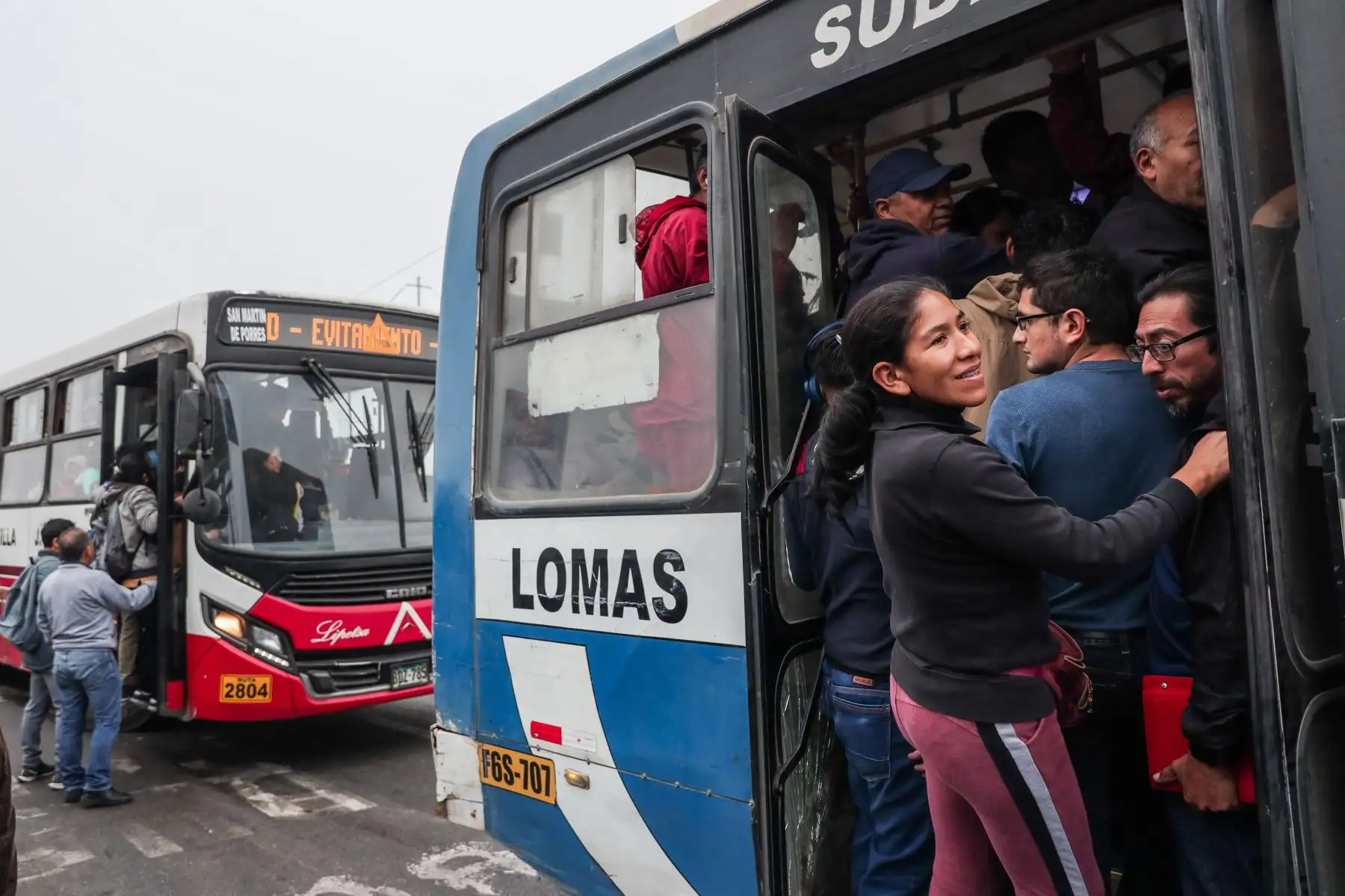 Ciudadanos esperan la llegada de buses en Puente Nuevo, en el segundo día del anunciado paro de transportistas en Lima y Callao. Foto: ANDINA/ Connie Calderon