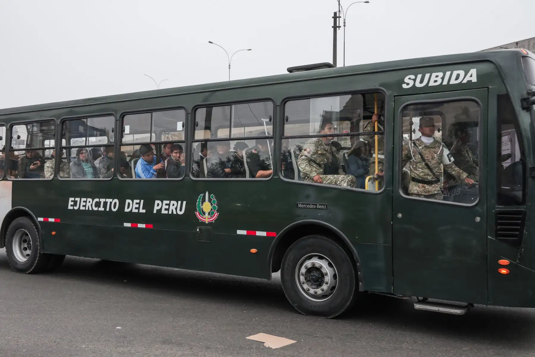 Fuerzas Armadas resguardan la Estación Naranjal del Metropolitano, el Óvalo Habich y disponen buses para transportar pasajeros en el segundo día del paro de transportistas en Lima y Callao. Foto: ANDINA/ Connie Calderon