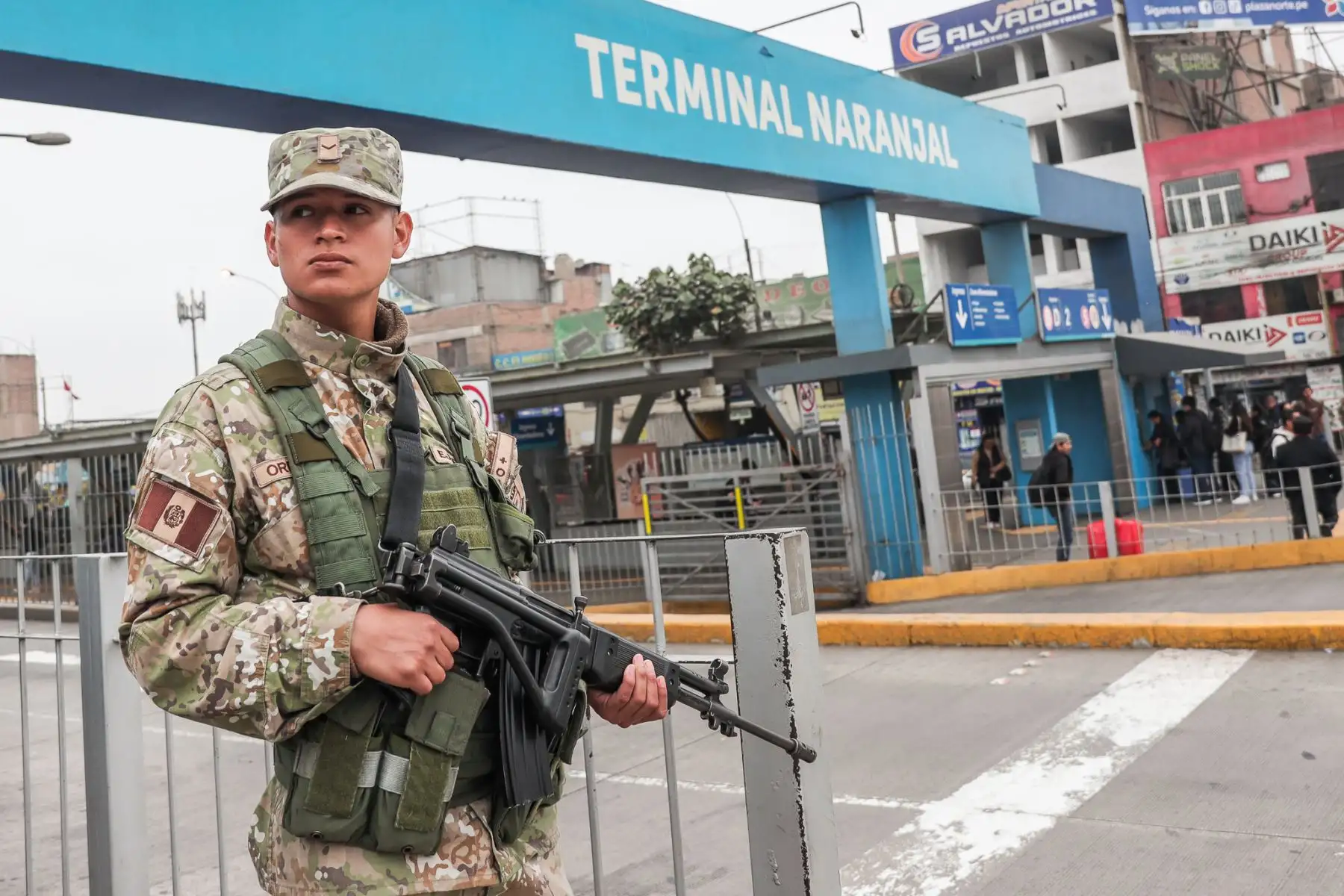 Fuerzas Armadas resguardan la Estación Naranjal del Metropolitano, el Óvalo Habich y disponen buses para transportar pasajeros en el segundo día del paro de transportistas en Lima y Callao. Foto: ANDINA/ Connie Calderon