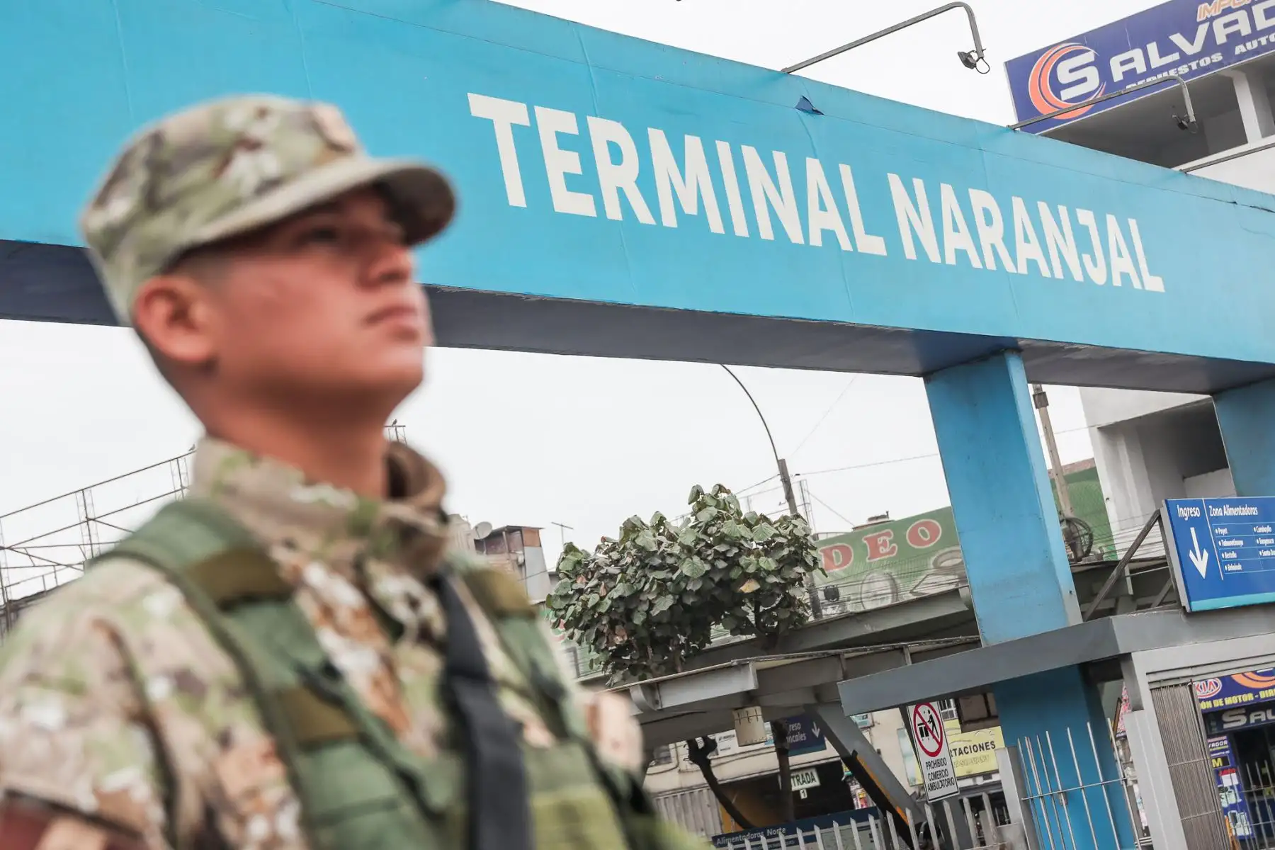 Fuerzas Armadas resguardan la Estación Naranjal del Metropolitano, el Óvalo Habich y disponen buses para transportar pasajeros en el segundo día del paro de transportistas en Lima y Callao. Foto: ANDINA/ Connie Calderon