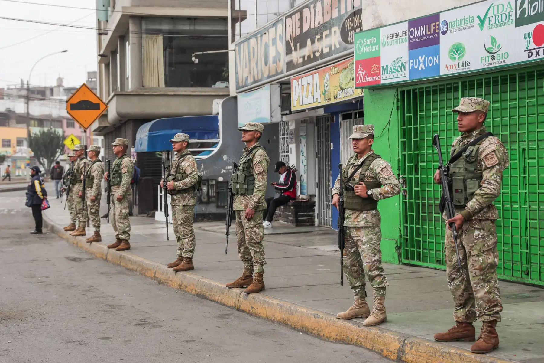 Fuerzas Armadas resguardan la Estación Naranjal del Metropolitano, el Óvalo Habich y disponen buses para transportar pasajeros en el segundo día del paro de transportistas en Lima y Callao. Foto: ANDINA/ Connie Calderon