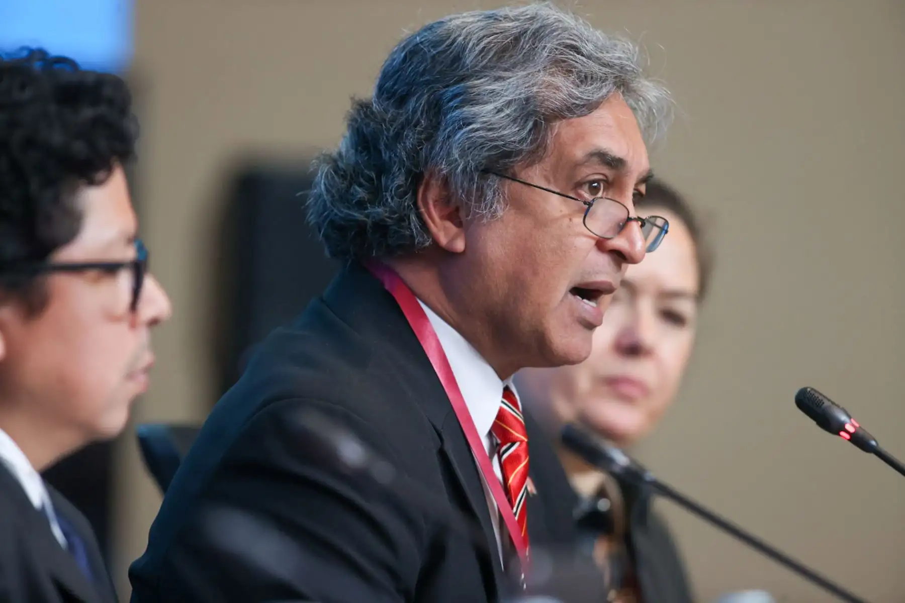 Exposición de Kishan Kumarsingh, Jefe de Acuerdos Medioambientales de Trinidad y Tobago en la Mesa 4: Cómo promover la sostenibilidad y enfrentar el cambio climático en el marco del cuadragésimo período de sesiones de la CEPAL, realizado en Lima.

Foto: ANDINA/Juan Carlos Guzmán Negrini