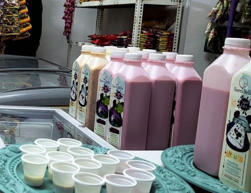 El novedoso yogurt elaborado por emprendedores cajamarquinos a base del supermaíz morado INIA 601 destaca por su alto valor proteico y ya llega a varios mercados nacionales. ANDINA/Difusión