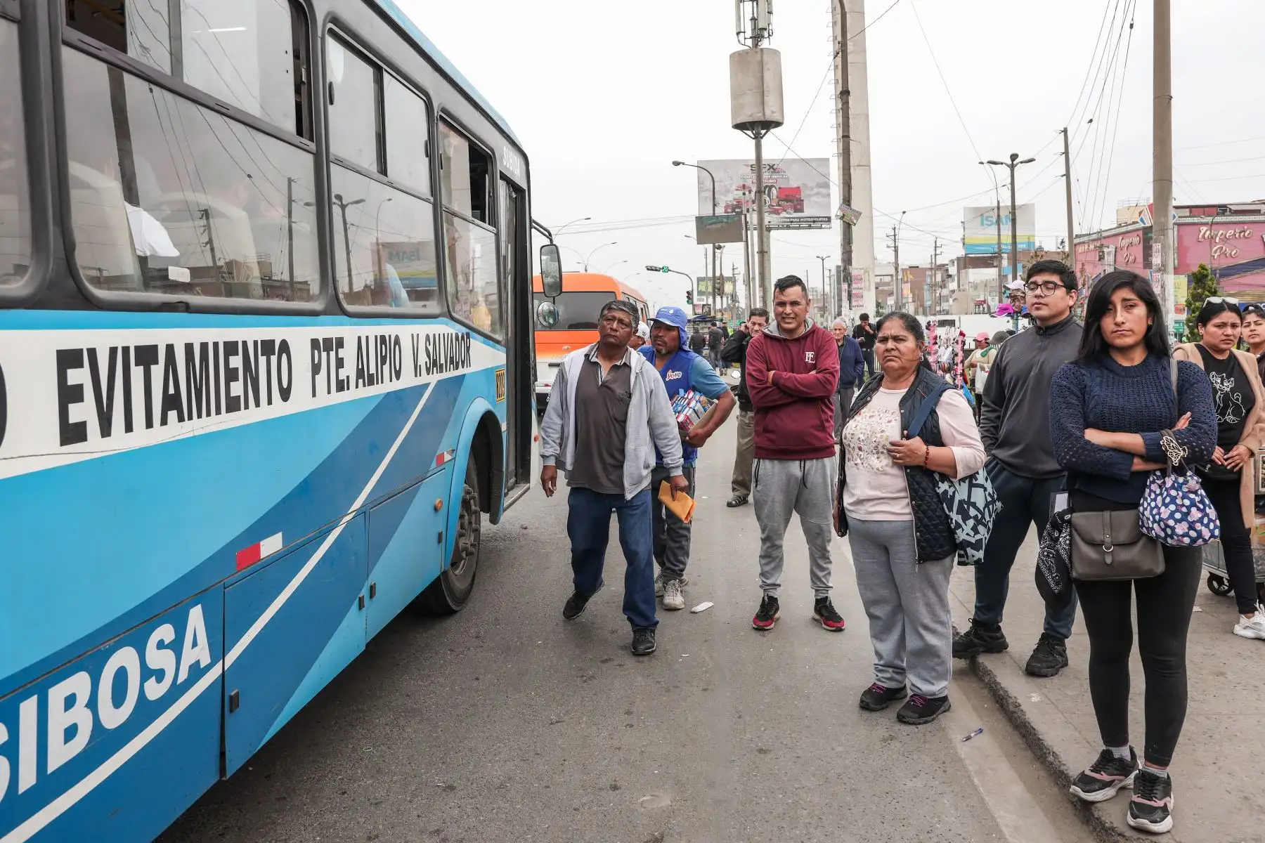 Así luce el tránsito vehicular y peatonal en la zona norte de Lima: óvalo Habich, óvalo Naranjal y Pro, durante el segundo día de paro de transportistas. Foto: ANDINA/ Connie Calderon
