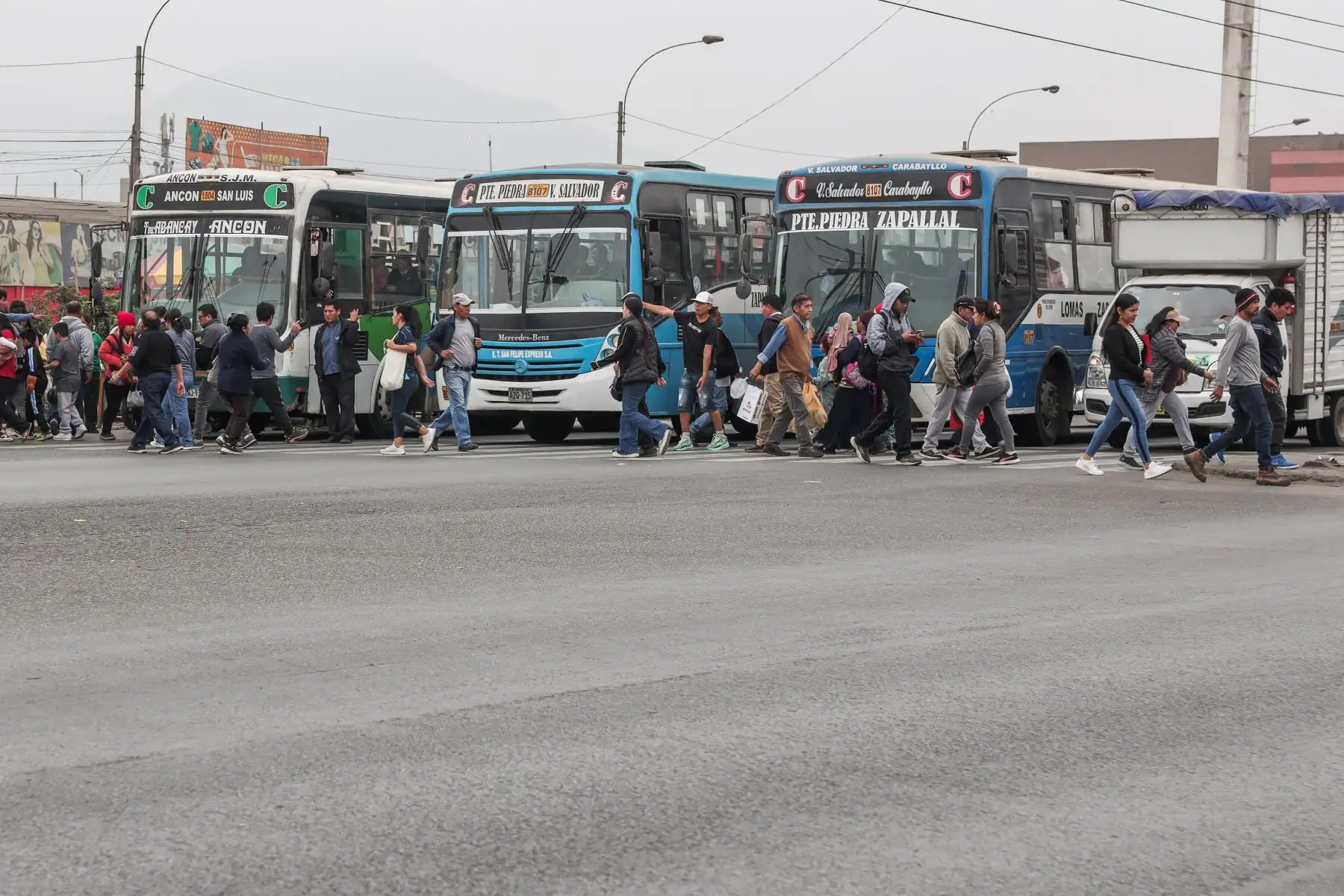 Así luce el tránsito vehicular y peatonal en la zona norte de Lima: óvalo Habich, óvalo Naranjal y Pro, durante el segundo día de paro de transportistas. Foto: ANDINA/ Connie Calderon