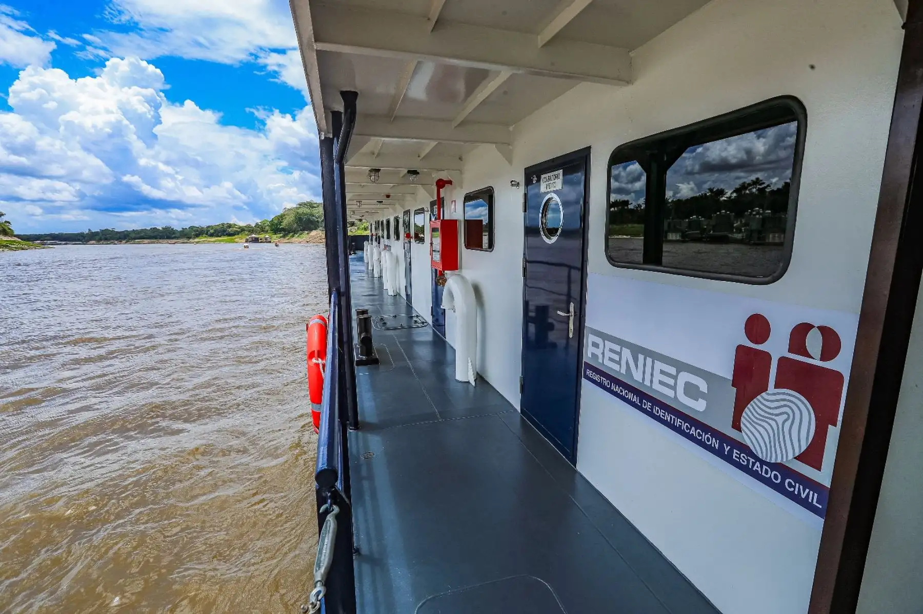 La presidenta de la república, Dina Boluarte, participa, en Iquitos, en la ceremonia de incorporación de las Plataformas Itinerantes de Acción Social -PIAS, Río Ucayali I y II a la Marina de Guerra del Perú. Foto: ANDINA/Prensa Presidencia