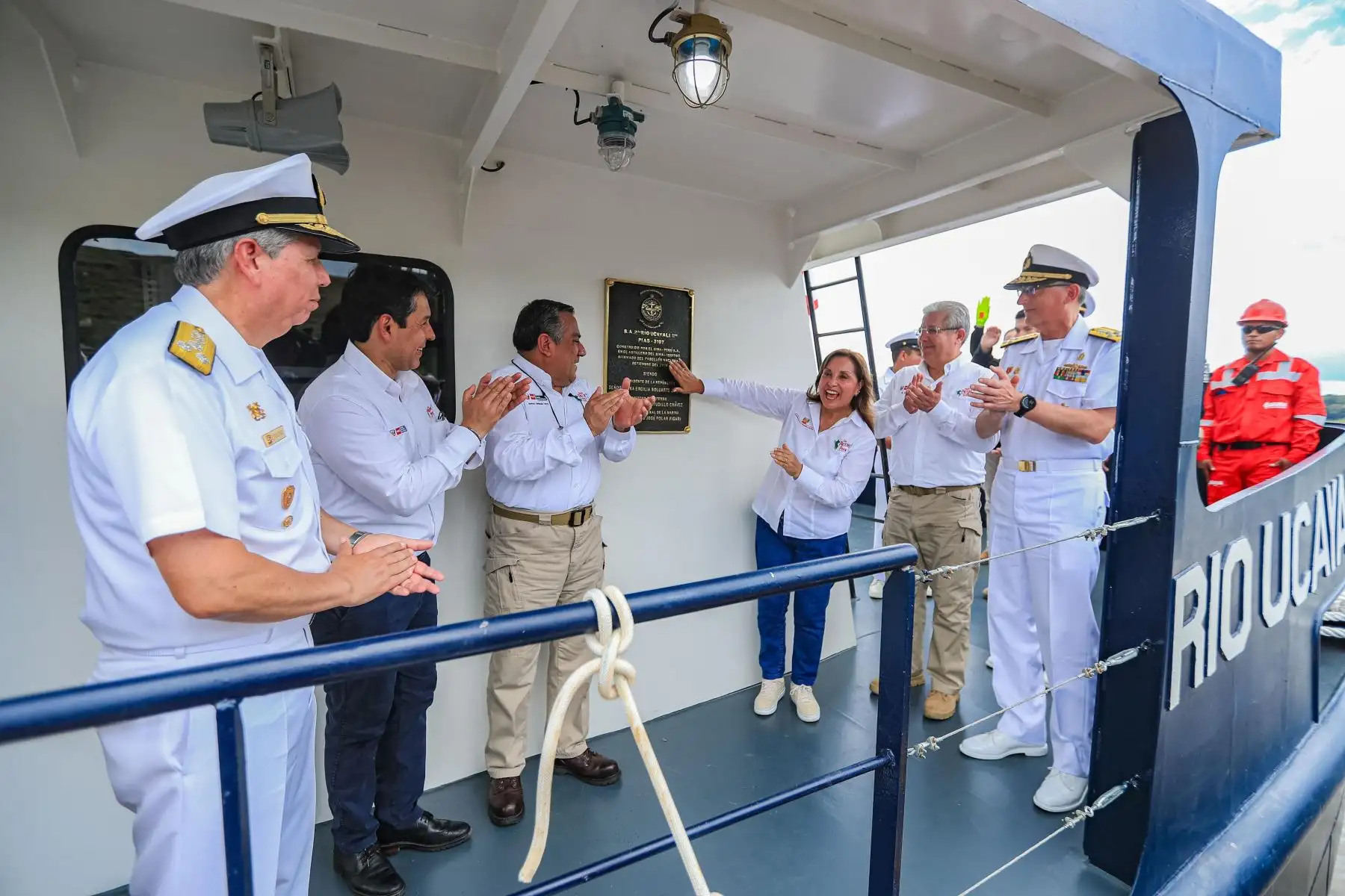 La presidenta de la república, Dina Boluarte, participa, en Iquitos, en la ceremonia de incorporación de las Plataformas Itinerantes de Acción Social -PIAS, Río Ucayali I y II a la Marina de Guerra del Perú. Foto: ANDINA/Prensa Presidencia