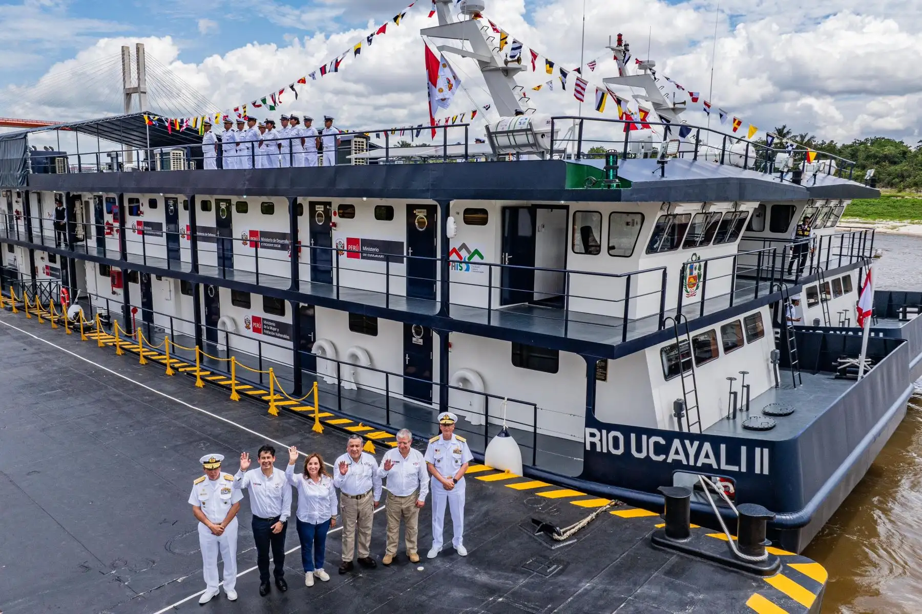 La presidenta de la república, Dina Boluarte, participa, en Iquitos, en la ceremonia de incorporación de las Plataformas Itinerantes de Acción Social -PIAS, Río Ucayali I y II a la Marina de Guerra del Perú. Foto: ANDINA/Prensa Presidencia