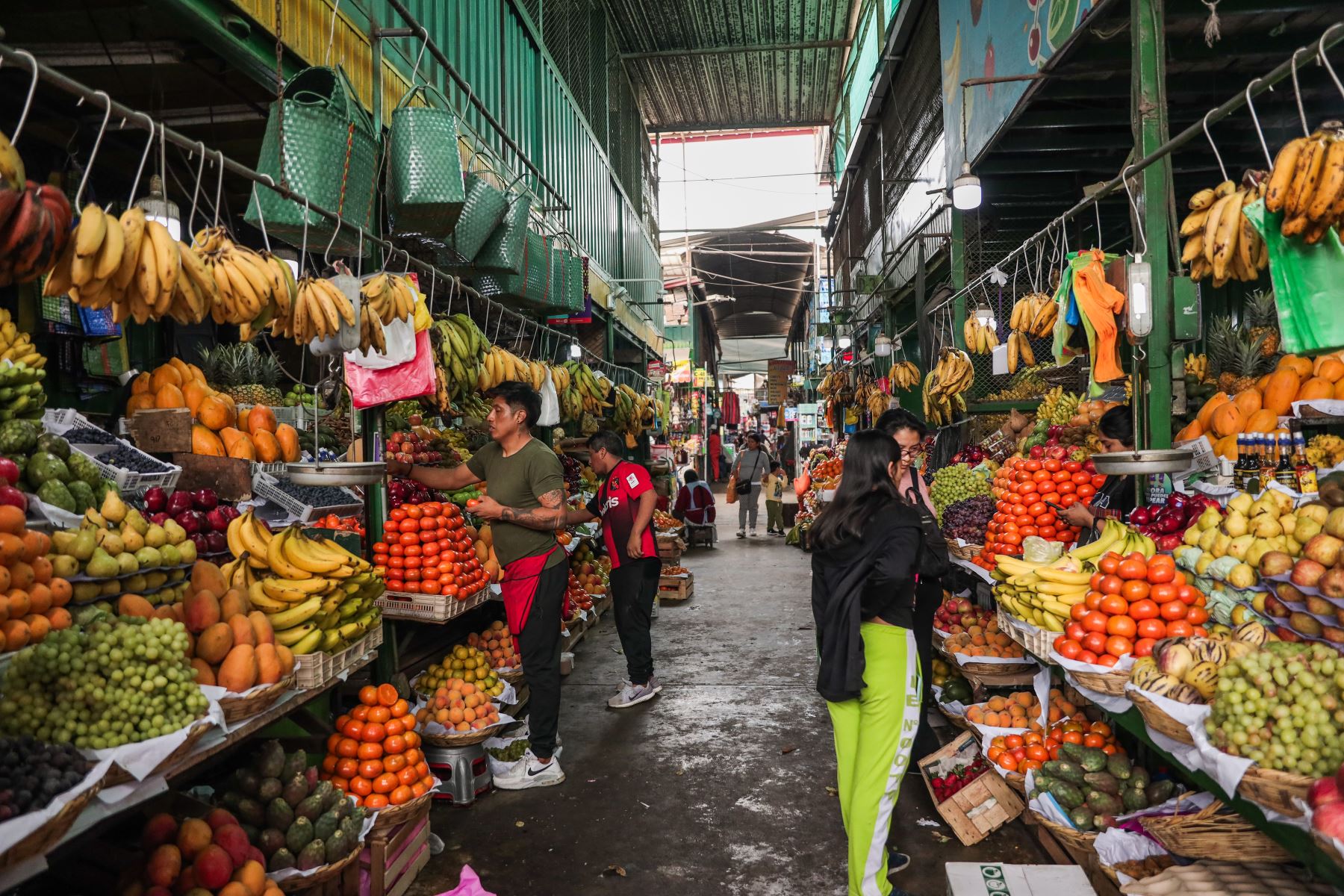 Comerciantes del mercado Huamantanga en Puente Piedra reabren las puertas al público después del cierre del mismo por el primer día de paro de transportistas. Foto: ANDINA/ Connie Calderon