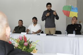 El delegado de las EMC-FARC EP Andrey Avendaño (c) habla durante la instalación del sexto ciclo de diálogos de paz con el Estado Mayor Central este viernes en Bogotá (Colombia). Foto: EFE