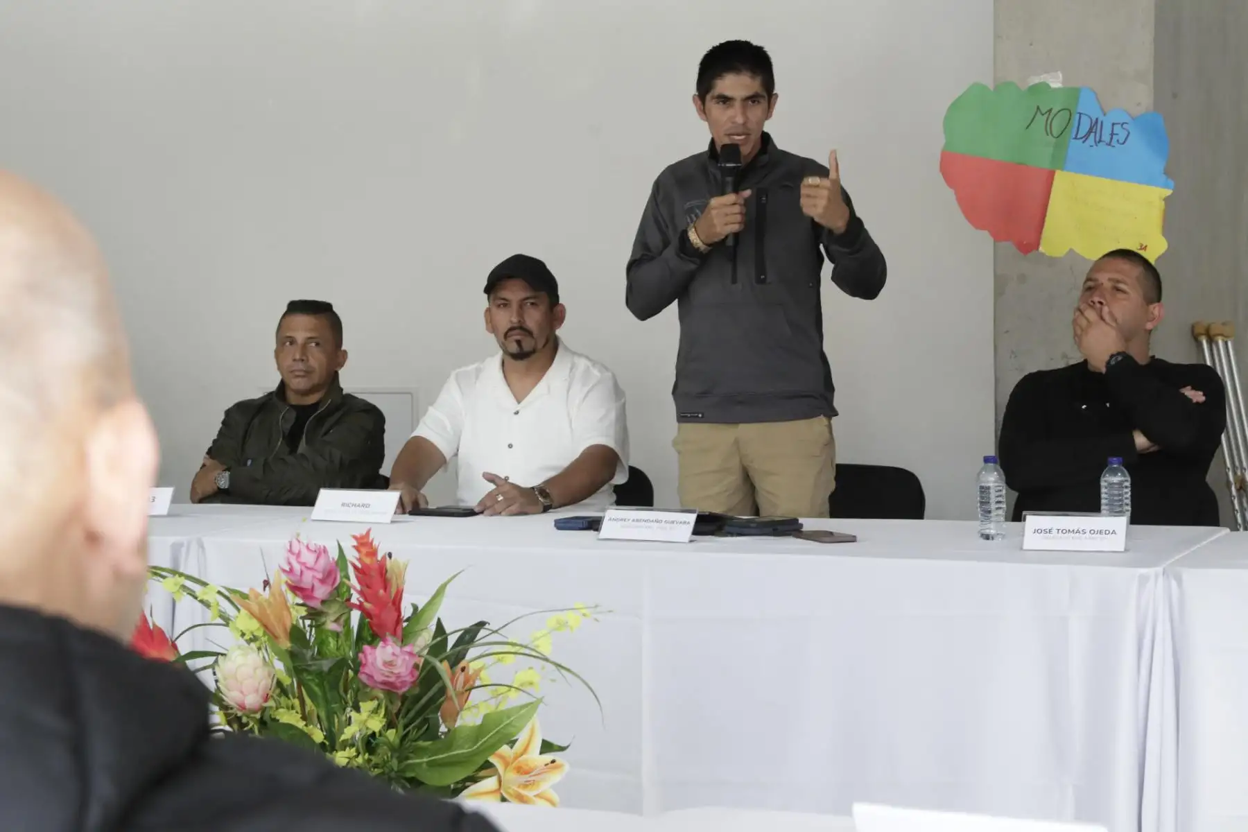 El delegado de las EMC-FARC EP Andrey Avendaño (c) habla durante la instalación del sexto ciclo de diálogos de paz con el Estado Mayor Central este viernes en Bogotá (Colombia). Foto: EFE