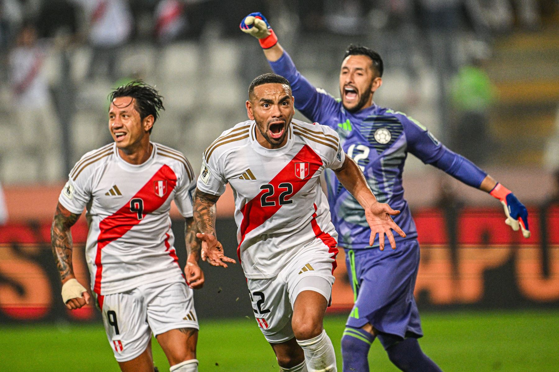 Alexander Callens celebrando su anotación a Colombia por las Eliminatorias