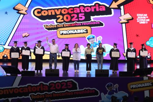 Ceremonia de lanzamiento de convocatoria 2025 de Beca 18