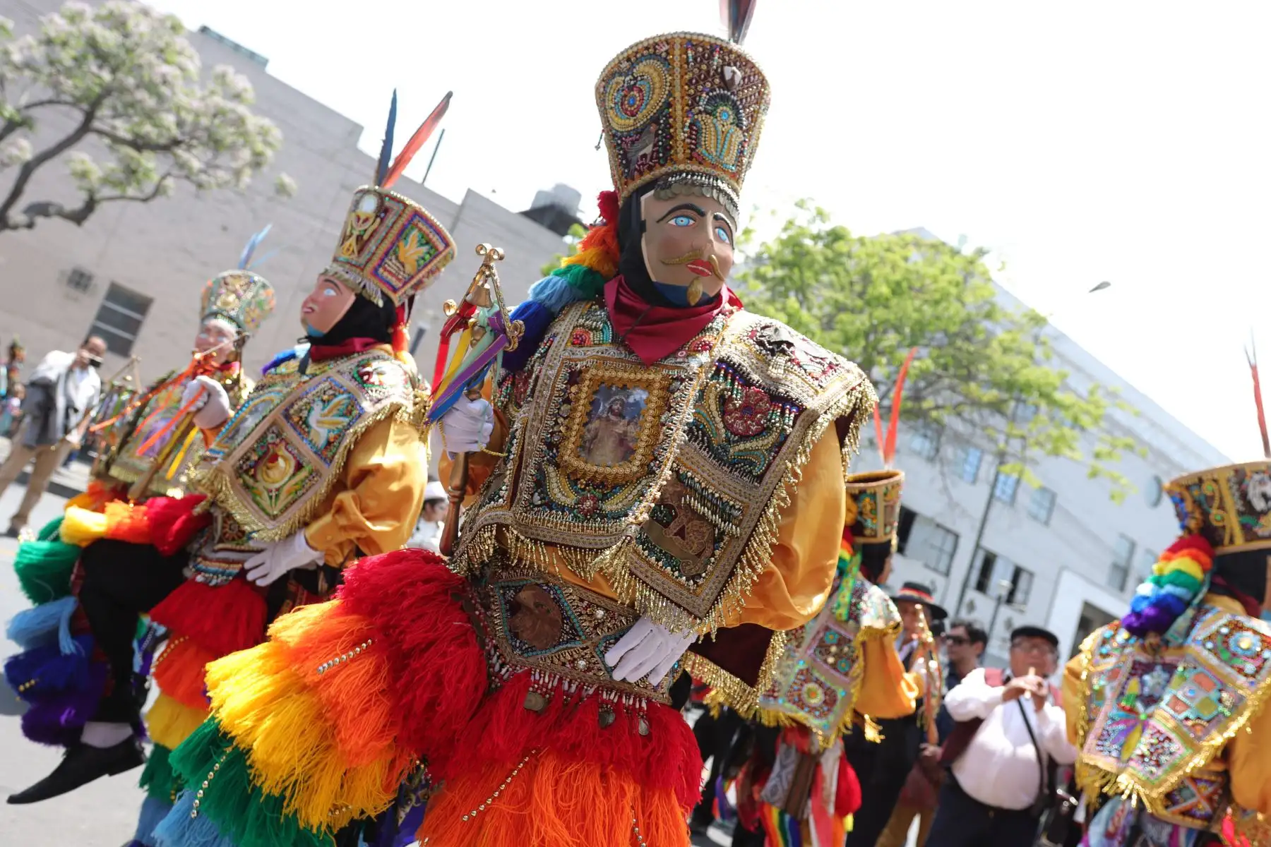 Mayordomos  y residentes en Lima celebran con una misa y bailes autóctonos de Paucartambo como la danza el panadero, chunchada amazónica, huayri chuncho, eva chica entre otros.
Santuario de la Santísima Trinidad. Cercado de Lima.
Foto: ANDINA / Lino Chipana.