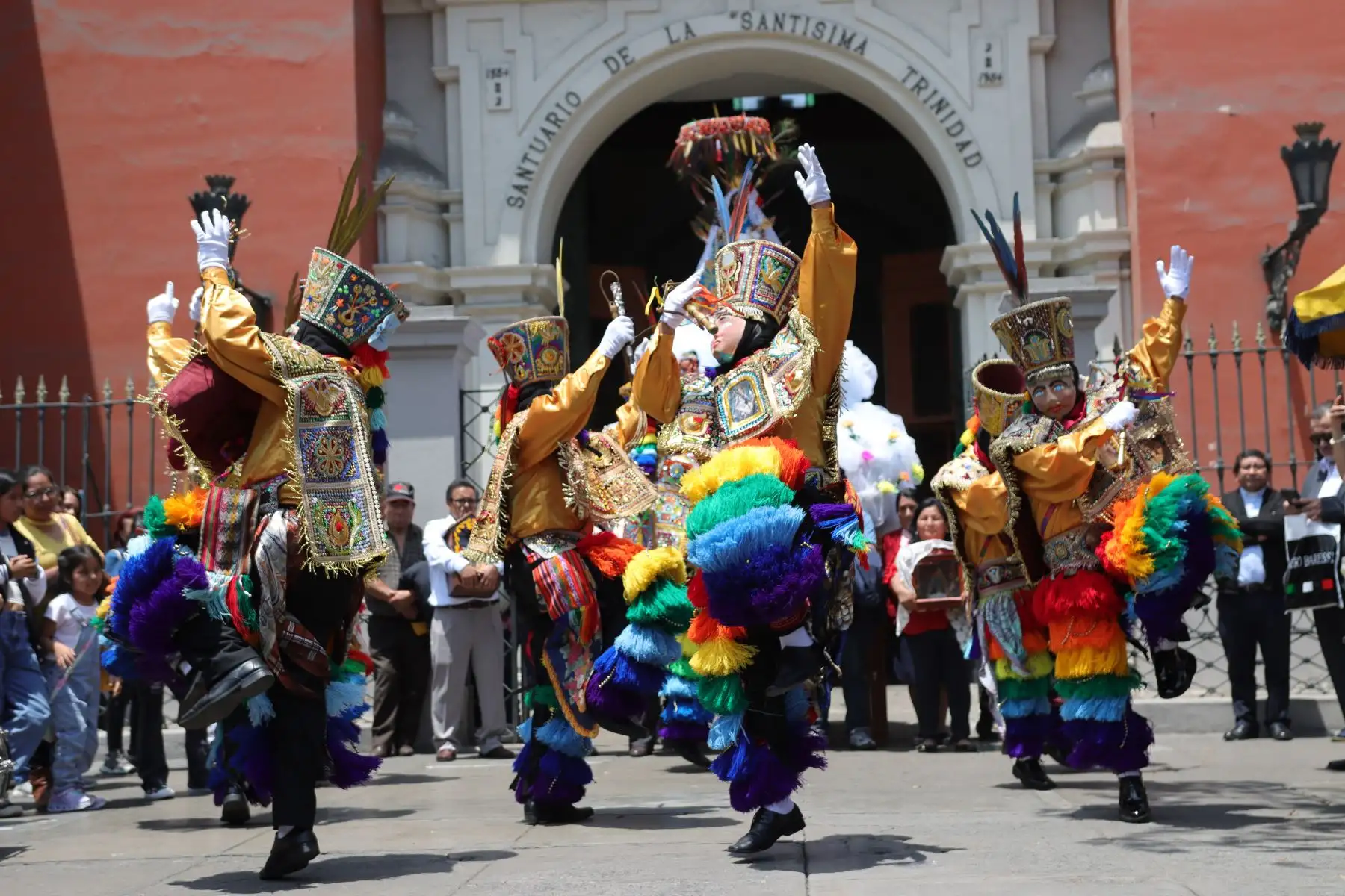 Mayordomos  y residentes en Lima celebran con una misa y bailes autóctonos de Paucartambo como la danza el panadero, chunchada amazónica, huayri chuncho, eva chica entre otros.
Santuario de la Santísima Trinidad. Cercado de Lima.
Foto: ANDINA / Lino Chipana.