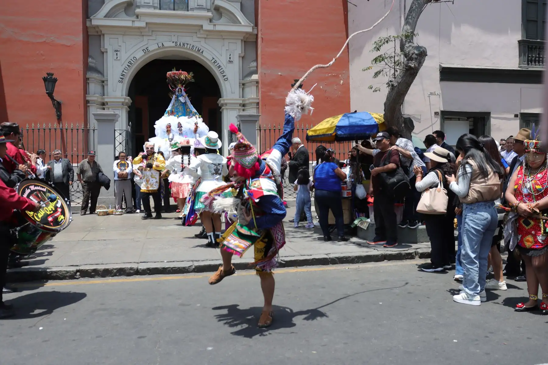 Mayordomos  y residentes en Lima celebran con una misa y bailes autóctonos de Paucartambo como la danza el panadero, chunchada amazónica, huayri chuncho, eva chica entre otros.
Santuario de la Santísima Trinidad. Cercado de Lima.
Foto: ANDINA / Lino Chipana.