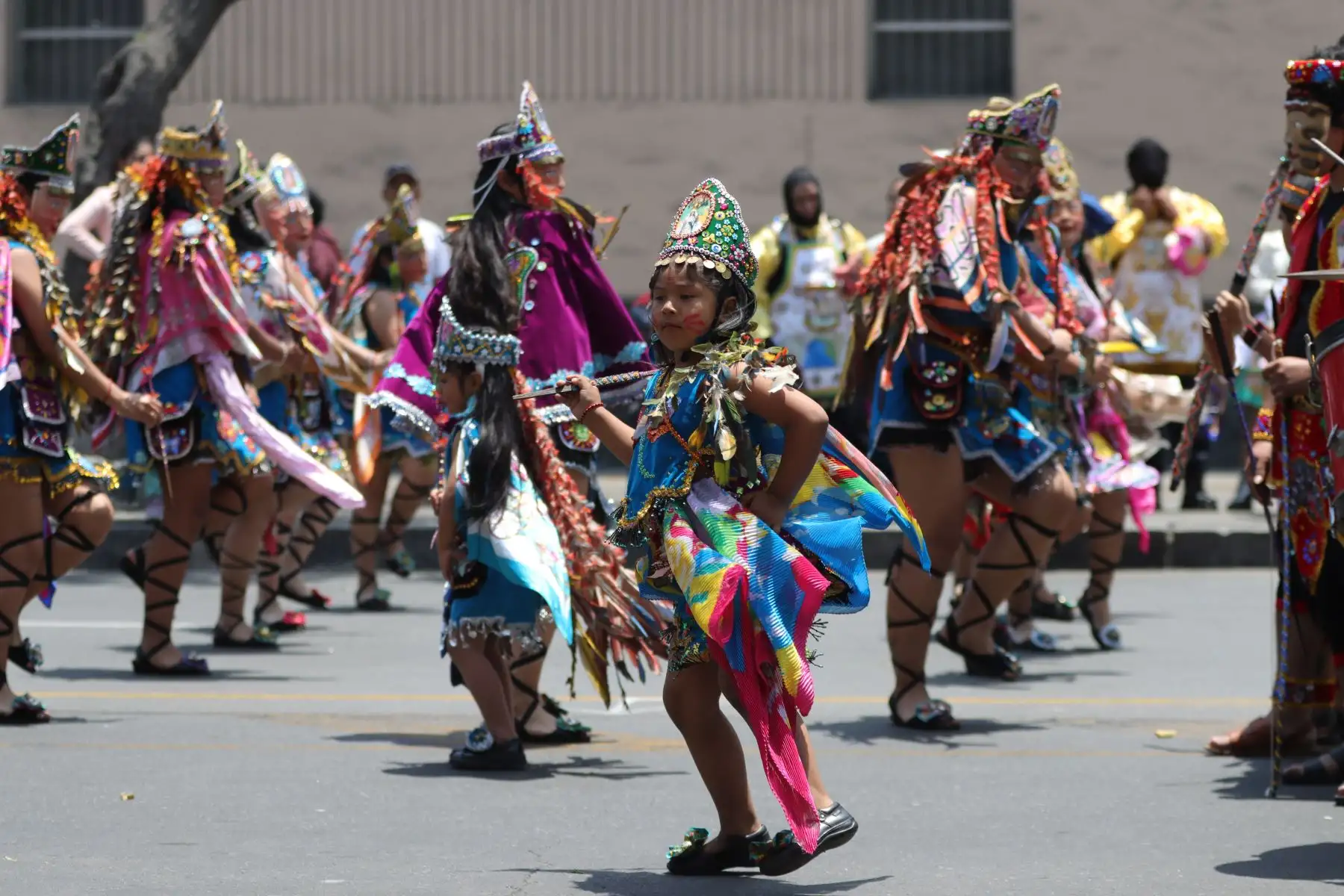 Mayordomos  y residentes en Lima celebran con una misa y bailes autóctonos de Paucartambo como la danza el panadero, chunchada amazónica, huayri chuncho, eva chica entre otros.
Santuario de la Santísima Trinidad. Cercado de Lima.
Foto: ANDINA / Lino Chipana.