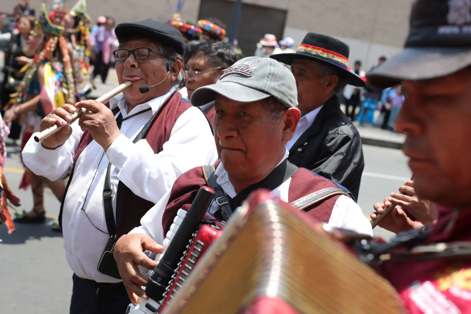 Mayordomos  y residentes en Lima celebran con una misa y bailes autóctonos de Paucartambo como la danza el panadero, chunchada amazónica, huayri chuncho, eva chica entre otros.
Santuario de la Santísima Trinidad. Cercado de Lima.
Foto: ANDINA / Lino Chipana.