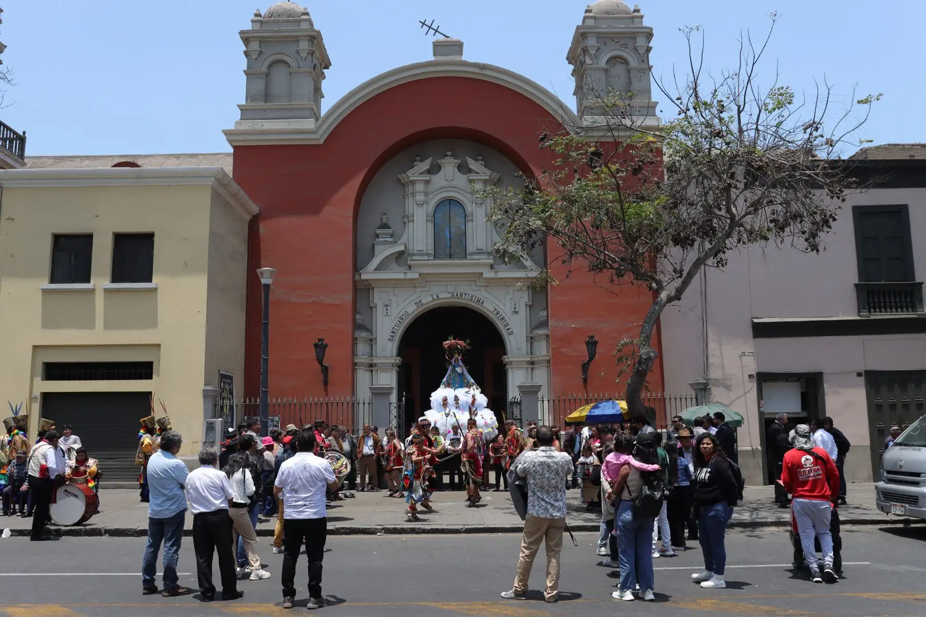 Mayordomos  y residentes en Lima celebran con una misa y bailes autóctonos de Paucartambo como la danza el panadero, chunchada amazónica, huayri chuncho, eva chica entre otros.
Santuario de la Santísima Trinidad. Cercado de Lima.
Foto: ANDINA / Lino Chipana.