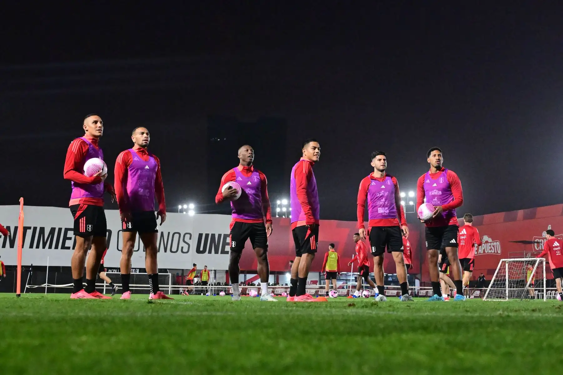Como se sabe, Advíncula, tras llegar de Argentina, fue sometido a una resonancia magnética, el cual arrojo una dolencia que le impidió trabajar con normalidad, situación que llevó al técnico excluirlo de la lista de los futbolistas que jugaron el el cotejo ante los 