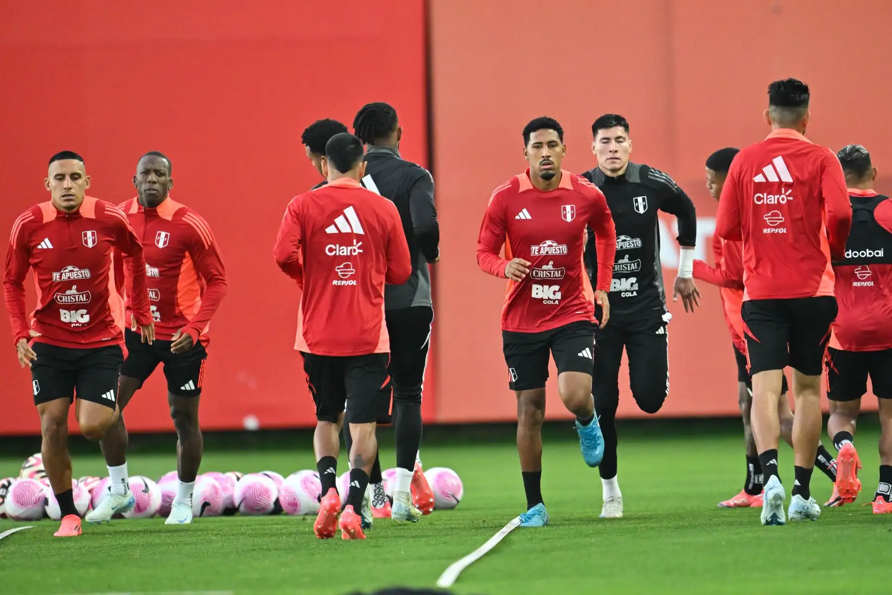 Tras el triunfo logrado ante Uruguay, la selección peruana ultima sus entrenamientos para enfrentar el martes 15 de octubre a Brasil y para ese partido se podría contar con Luis Advíncula, quien ya comenzó a trabajar con normalidad junto a sus compañeros y todo hace indicar sería titular. Foto: ANDINA/FPF