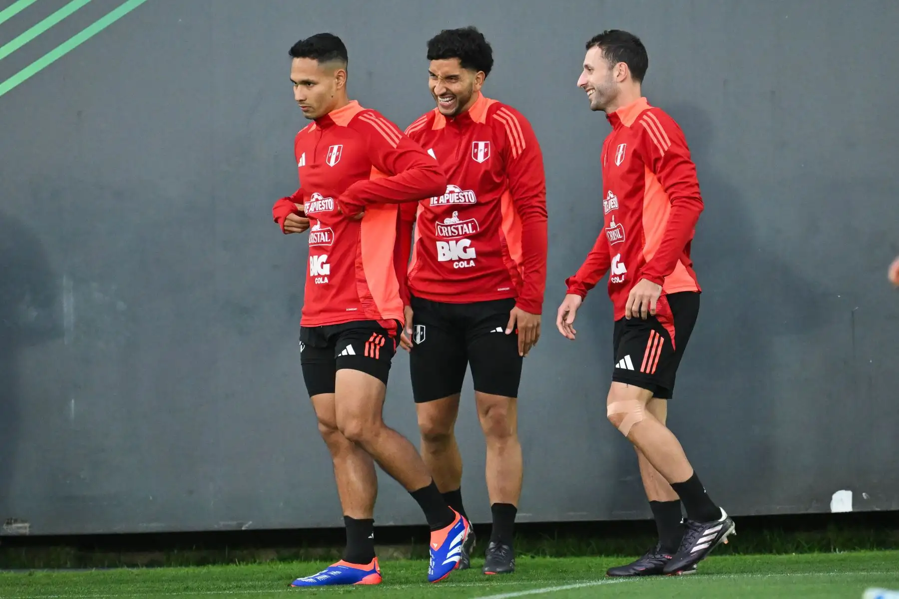 Los jugadores que participaron del partido del viernes último ante Uruguay, en el Estadio Nacional, desarrollaron trabajos de soltura y regenerativos; mientras que los suplentes hiciero una partido de práctica. Foto: ANDINA/FPF