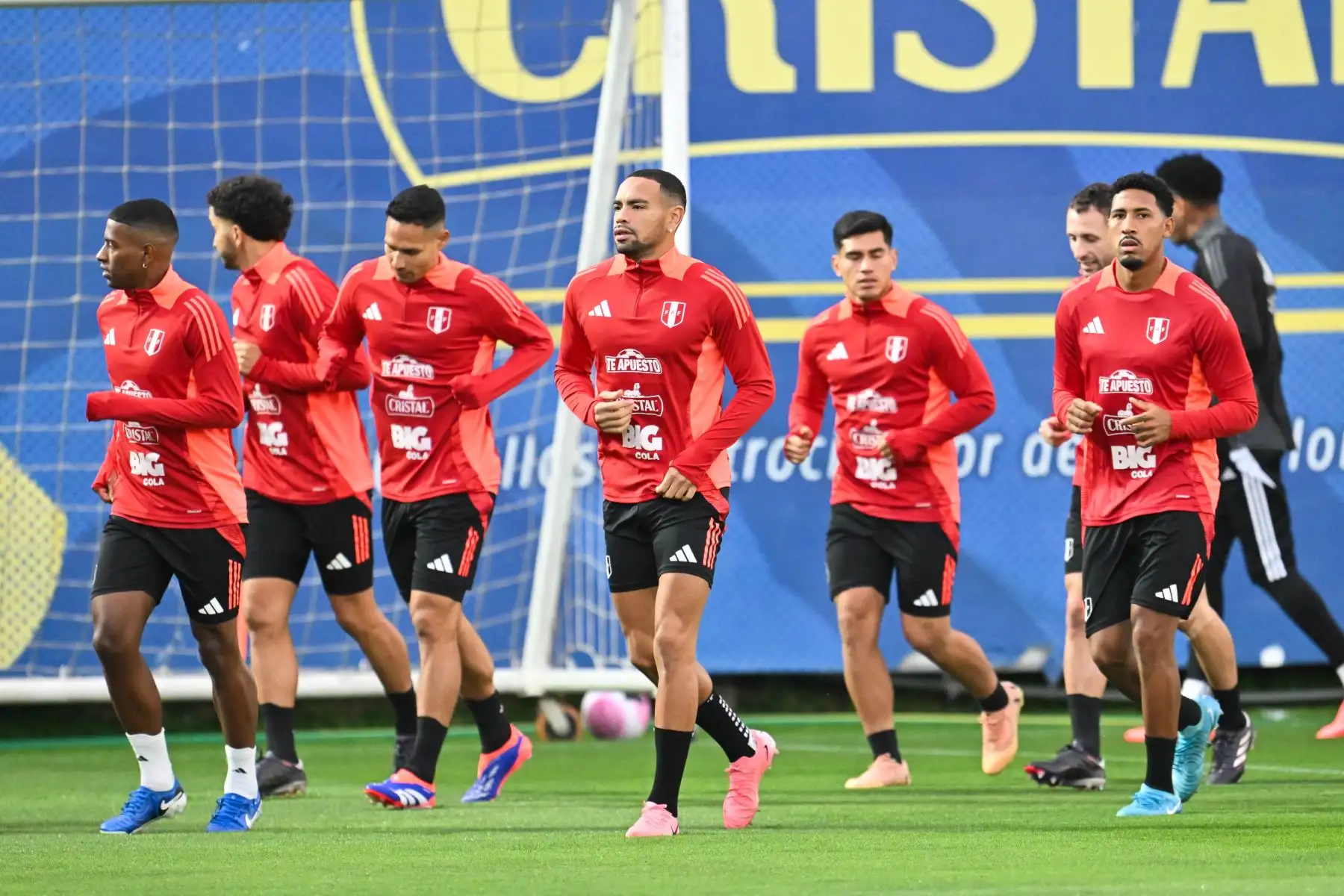 La novedad en los entrenamientos fue la presencia de Luis Advíncula, quien trabajo junto a sus compañeros con la misma intensidad. Esto permite vislumbras que será tomado en cuenta por el técnico Jorge Fossati para enfrentar a los brasileños. Foto: ANDINA/FPF