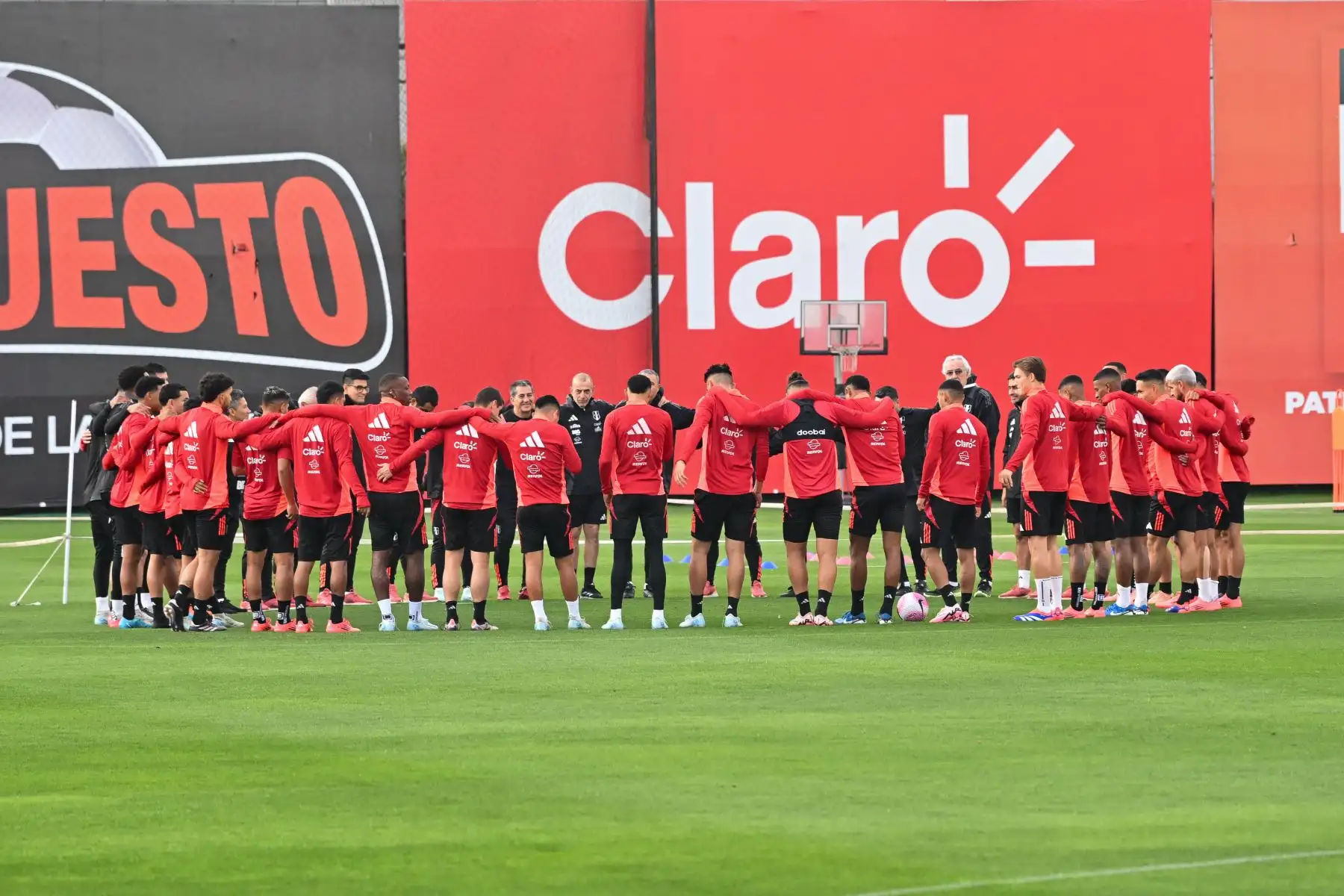 Con el ánimo al tope por la obtención de la primera victoria en las Eliminatorias al Mundial 2026, la escuadra peruana regresó a los trabajo, ahora apuntando a sorprender a Brasil en el Estadio Mané Garrincha de Brasil, el próximo martes 15 de octubre (19:45 horas de Perú). Foto: ANDINA/FPF