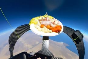 El ceviche peruano fue lanzado en un globo estratosférico y estuvo en un vuelo que duró entre 100 y 120 minutos. Foto: ASPAST/Mauricio Velarde/Proyecto Estratosfera