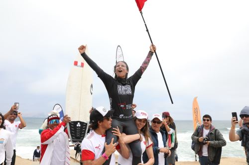 Melanie Giunta celebra la obtención de la medalla de oro en shortboard femenino