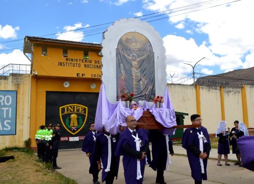 Imagen del Señor de los Milagros visitó el domingo 13 el penal de Cajamarca. Los internos recibieron con alfombras de flores al Cristo Moreno.