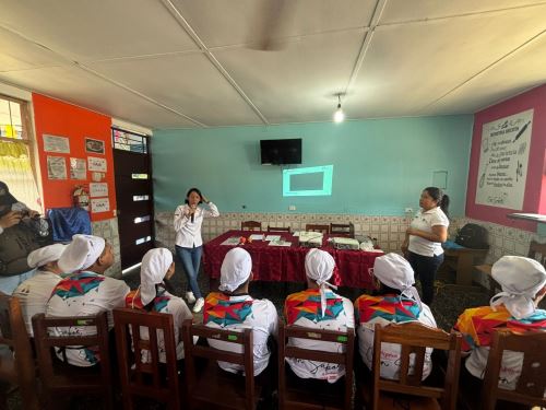 Especialistas del CITEacuícola pesquero Ahuashiyacu capacitaron a jóvenes con habilidades diferentes de San Martín en buenas prácticas de manipulación de alimentos. ANDINA/Difusión