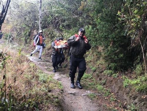 Policías trasladaron el cuerpo del turista estadounidense que falleció el fin de semana en el Camino Inca a Machu Picchu, región Cusco. ANDINA/Archivo