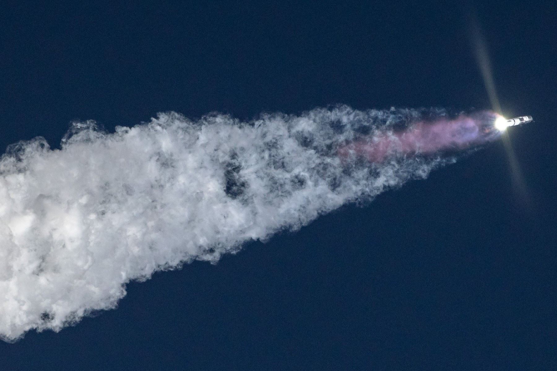 La exitosa "captura" del propulsor en su plataforma de lanzamiento de Texas hizo que el personal de la compañía SpaceX también celebrara. Foto: SpaceX