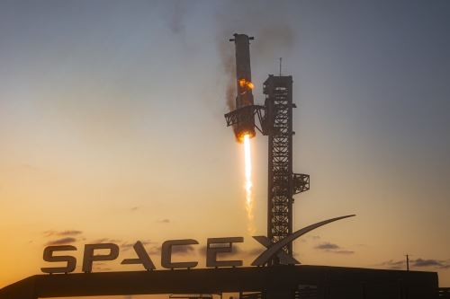 La exitosa "captura" del propulsor en su plataforma de lanzamiento de Texas hizo que el personal de la compañía SpaceX también celebrara. Foto: SpaceX