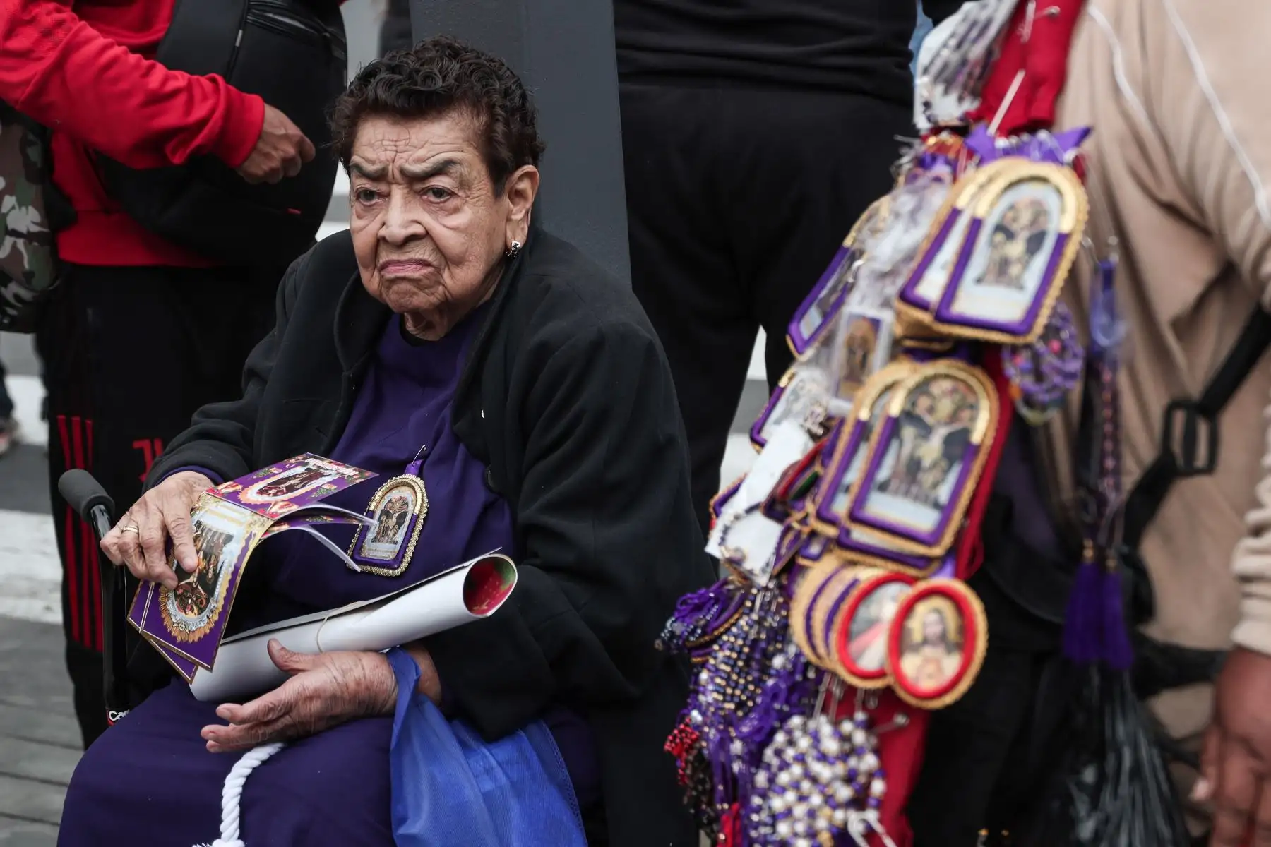 Feligreses asisten al Santuario del Señor de Los Milagros en Las Nazarenas para participar de los ritos eucarísticos y expresar sus oraciones. Foto: ANDINA/ Connie Calderon