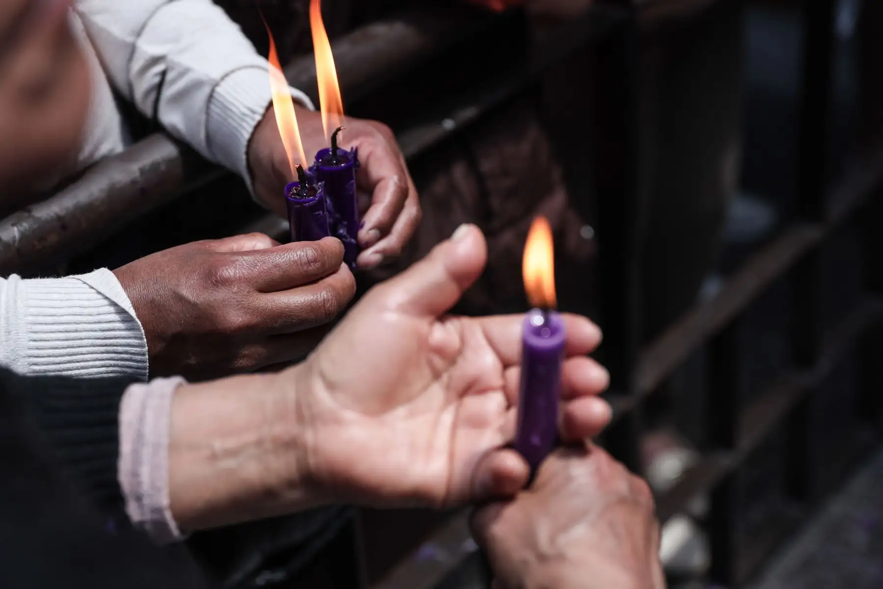Feligreses asisten al Santuario del Señor de Los Milagros en Las Nazarenas para participar de los ritos eucarísticos y expresar sus oraciones. Foto: ANDINA/ Connie Calderon