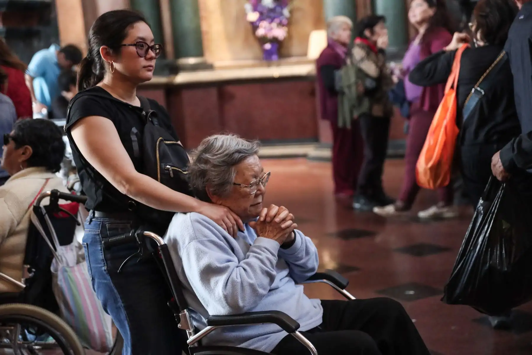 Feligreses asisten al Santuario del Señor de Los Milagros en Las Nazarenas para participar de los ritos eucarísticos y expresar sus oraciones. Foto: ANDINA/ Connie Calderon