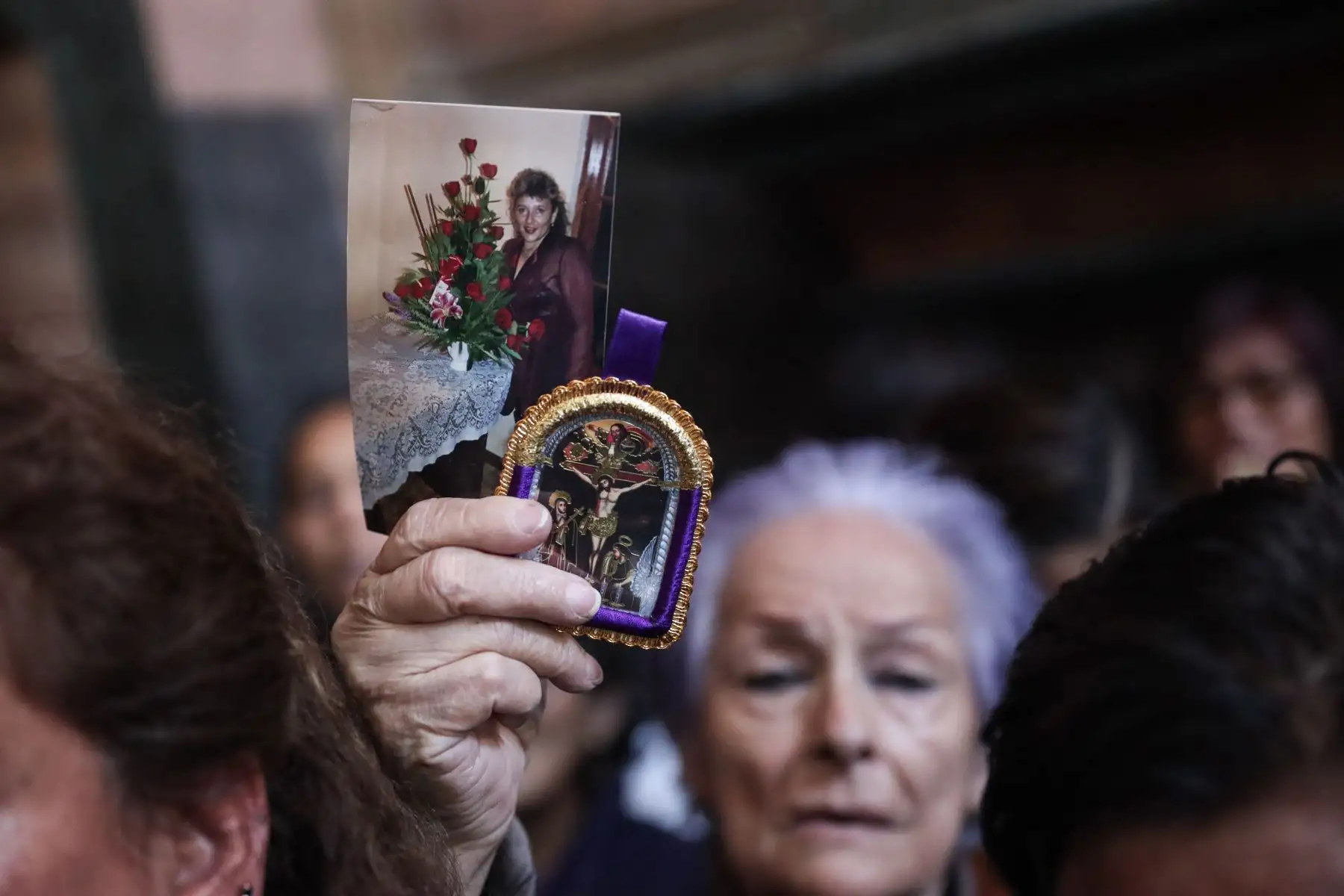 Feligreses asisten al Santuario del Señor de Los Milagros en Las Nazarenas para participar de los ritos eucarísticos y expresar sus oraciones. Foto: ANDINA/ Connie Calderon