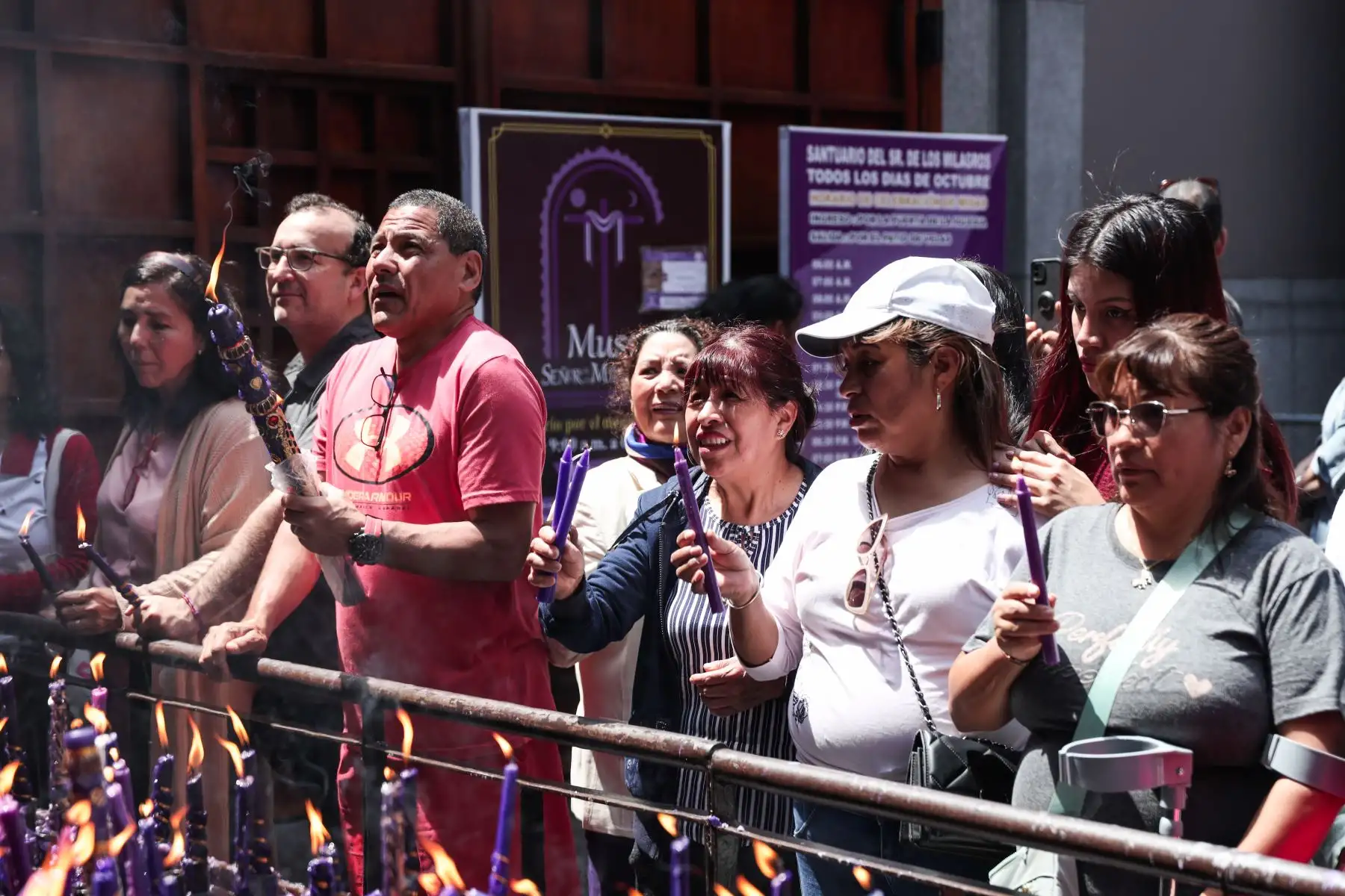 Feligreses asisten al Santuario del Señor de Los Milagros en Las Nazarenas para participar de los ritos eucarísticos y expresar sus oraciones. Foto: ANDINA/ Connie Calderon