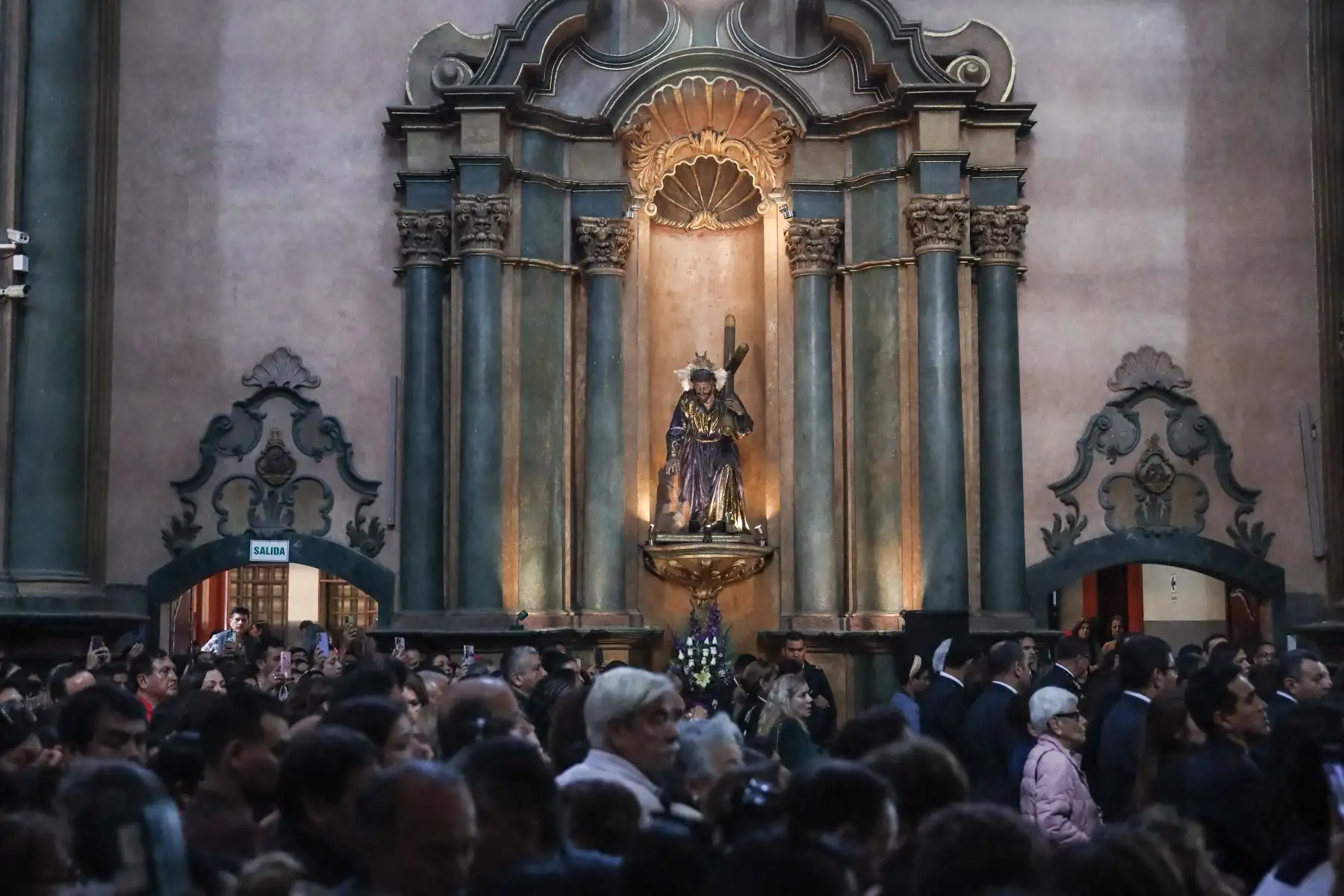 Feligreses asisten al Santuario del Señor de Los Milagros en Las Nazarenas para participar de los ritos eucarísticos y expresar sus oraciones. Foto: ANDINA/ Connie Calderon