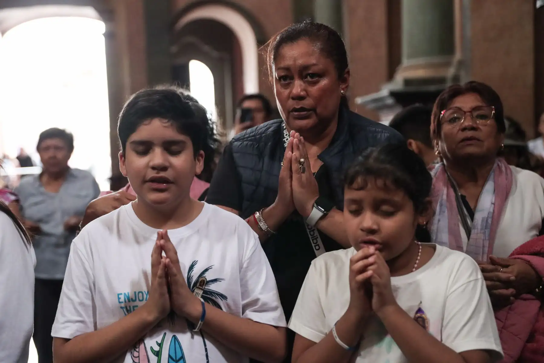 Feligreses asisten al Santuario del Señor de Los Milagros en Las Nazarenas para participar de los ritos eucarísticos y expresar sus oraciones. Foto: ANDINA/ Connie Calderon
