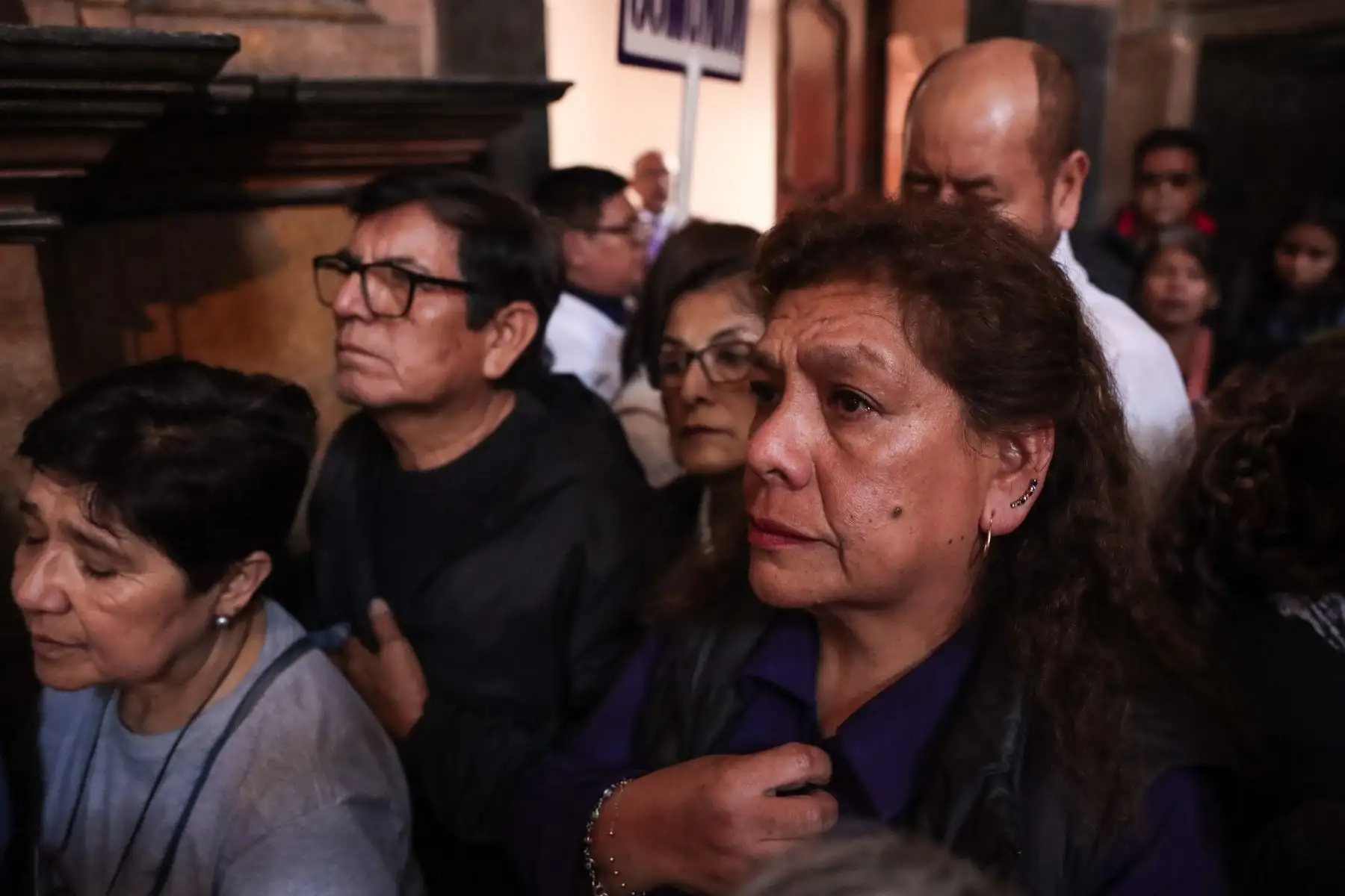 Feligreses asisten al Santuario del Señor de Los Milagros en Las Nazarenas para participar de los ritos eucarísticos y expresar sus oraciones. Foto: ANDINA/ Connie Calderon