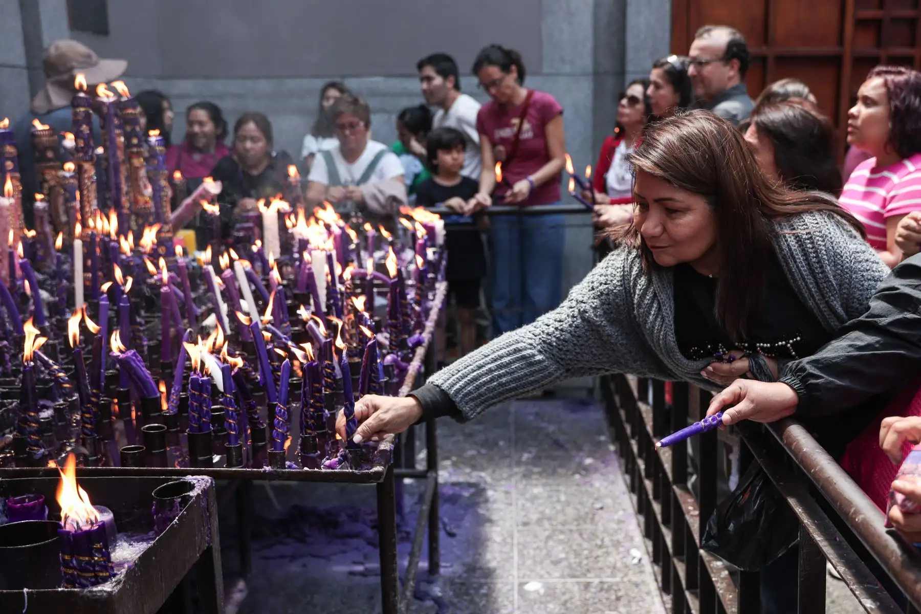 Feligreses asisten al Santuario del Señor de Los Milagros en Las Nazarenas para participar de los ritos eucarísticos y expresar sus oraciones. Foto: ANDINA/ Connie Calderon