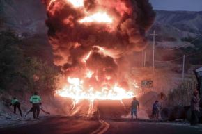 Un tráiler que transportaba combustible se volcó esta tarde en la Panamericana Sur y provocó un incendio. Foto: Cortesía