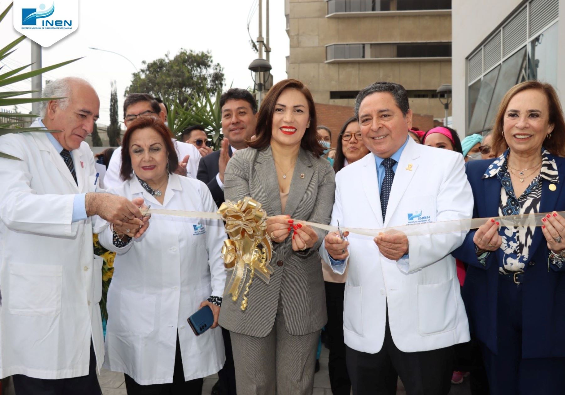 La actividad reunió a la familia del INEN, pacientes y a los alcaldes de Surquillo, Cinthia Loayza Álvarez; de Lince, Malca Schnaiderman; y de El Agustino, Richard Soria; así como a representantes de diversas organizaciones aliadas. ANDINA/ INEN.