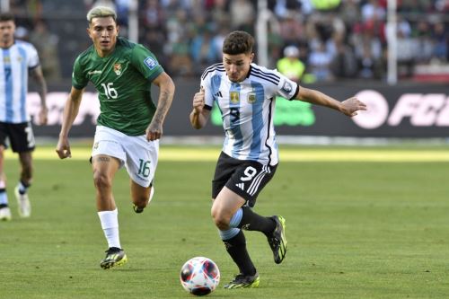 Julián Álvarez asoma carta de gol de la escuadra argentina frente a los bolivianos