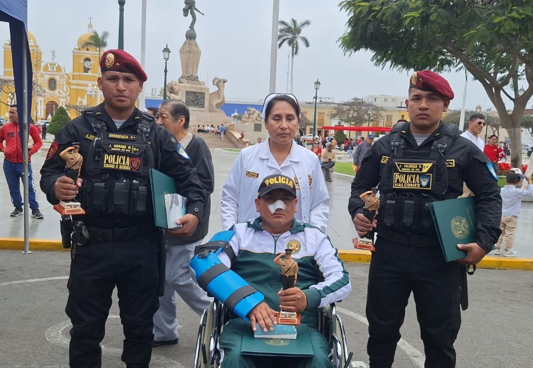 El ministro del Interior, Juan José Santiváñez; el gobernador de La Libertad, César Acuña, y otras autoridades entregaron reconocimientos a los tres policías que frustraron robo de S/ 250,000. Foto: ANDINA/difusión.