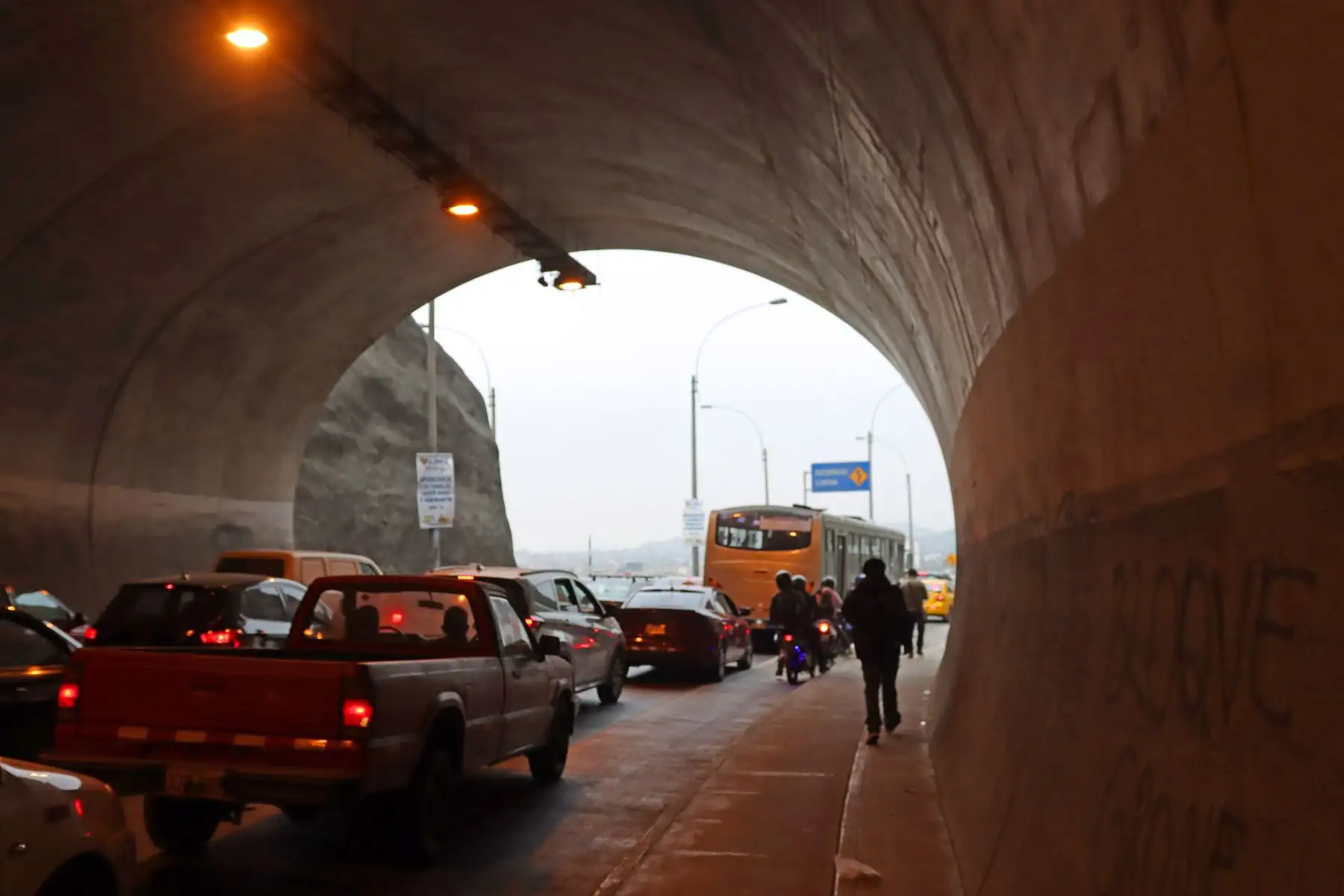 El cierre parcial de los túneles Santa Rosa y San Martín en Lima es parte de un proyecto de renovación de infraestructura vial impulsado por la Municipalidad Metropolitana de Lima. El objetivo es mejorar la conectividad entre el distrito de San Juan de Lurigancho y el Cercado de Lima, y se espera que las obras terminen el 4 de enero de 2025. Foto: ANDINA/Lino Chipana